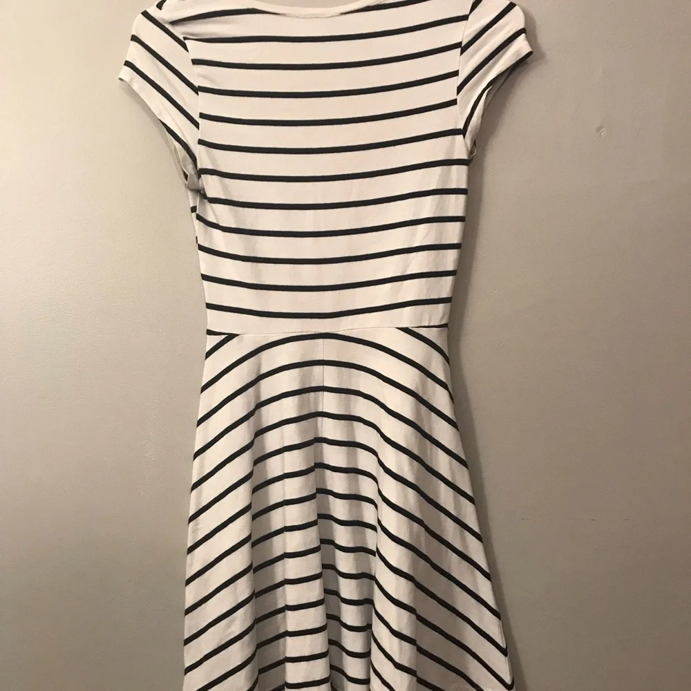 H&M BLACK WHITE DRESS - Picture 3 of 3